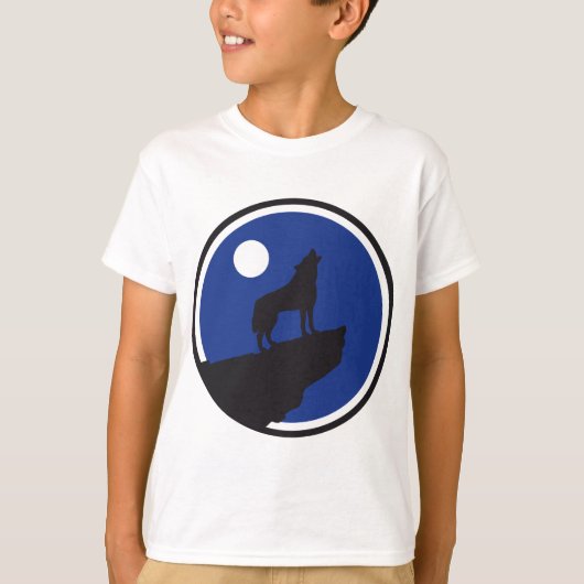 月に向かって吠える吠える狼 Tシャツ (正面)