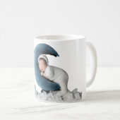 🌙 月に寝る赤ちゃんマグカップ - 星と雲が可愛い コーヒーマグカップ (正面右)