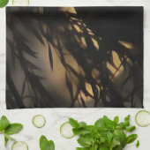 月に対する不気味な彫りのシルエット白熱［赤熱］光を放つ。 キッチンタオル (折り畳み)