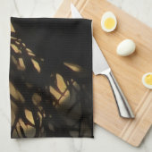 月に対する不気味な彫りのシルエット白熱［赤熱］光を放つ。 キッチンタオル (四つ折り)