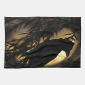 月に対する不気味な彫りのシルエット白熱［赤熱］光を放つ。 キッチンタオル (横)