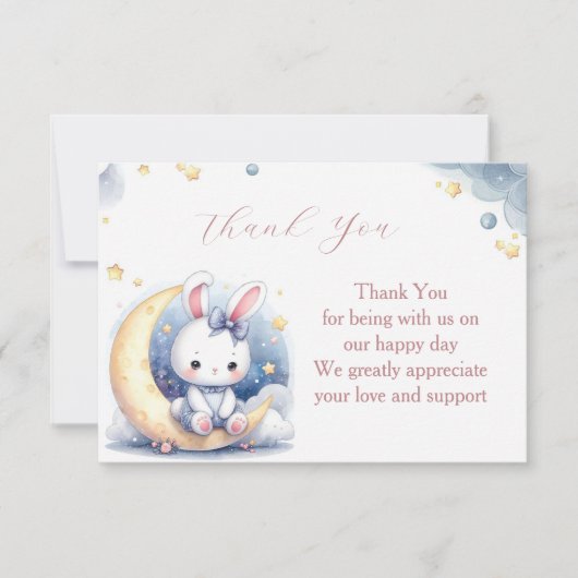 月に座るかわいい白い小さなウサギ サンキューカード (正面)