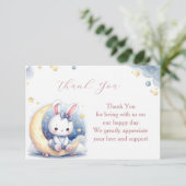 月に座るかわいい白い小さなウサギ サンキューカード (スタンド正面)