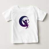 月に座る魔法の妖精のシルエット ベビーTシャツ (正面)