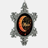 月に戻るかわいい黒い愛しモダンて スノーフレークピューターオーナメント (左)