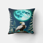 月に照らされた冬の空の下に止まったワシ クッション (裏面)