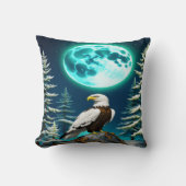 月に照らされた冬の空の下に止まったワシ クッション (正面)