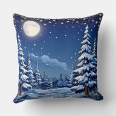 月に照らされた夜の雪に覆われた森林の風景 クッション (裏面)