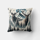 月に照らされた山の下の神秘的な森に入る クッション (裏面)