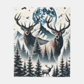 月に照らされた山の下の神秘的な森に入る フリースブランケット (正面)