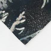 月に照らされた山の下の神秘的な森に入る フリースブランケット (角)