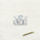 月に照らされた山の下の神秘的な森に入る ポストイット (デスク上)