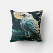 月に照らされた空の下で夜に止まったワシ クッション (裏面)