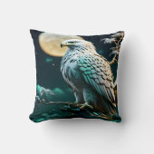 月に照らされた空の下で夜に止まったワシ クッション (正面)