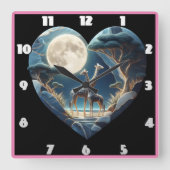 月に照らされた空の下のキリン スクエア壁時計 (正面)