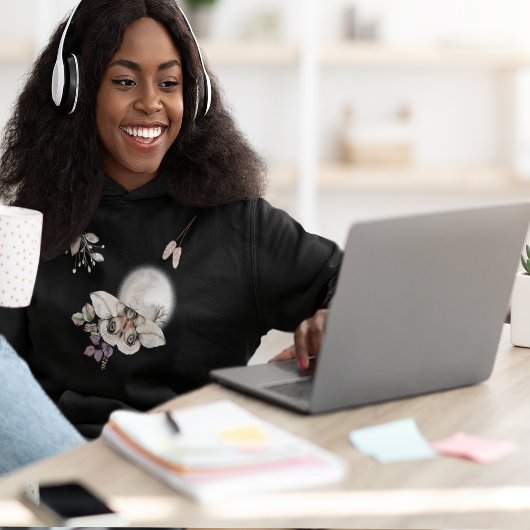 月に照らされた蛾のグラフィック スウェットシャツ