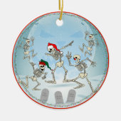 月に照らされた雪の墓地のクリスマスボーン セラミックオーナメント (正面)