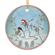 月に照らされた雪の墓地のクリスマスボーン