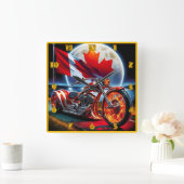 月に照らされた風景に旗を持つカナダのオートバイ スクエア壁時計 (ホーム)