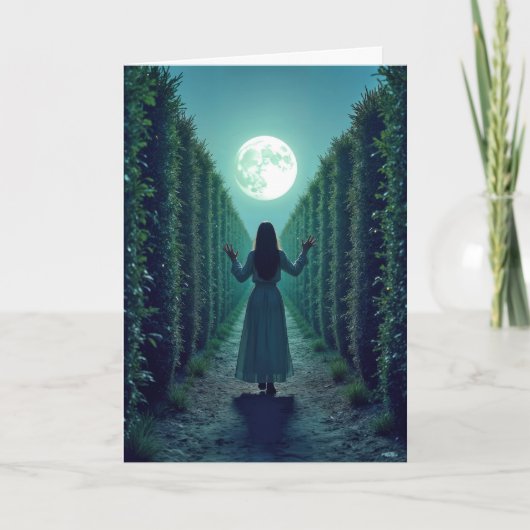 月に照らされた高い生垣の女性 カード (正面)