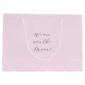 月のアライグマの女の子の赤ちゃんシャワーを夢見る ラージペーパーバッグ (裏面)