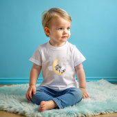 月のアライグマの赤ちゃんシャワーを夢見る ベビーTシャツ