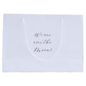 月のアライグマ男の子の赤ちゃんシャワーを夢見る ラージペーパーバッグ (裏面)