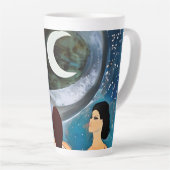 月のアートワークを見る女性たち カフェラテマグ (右アングル)