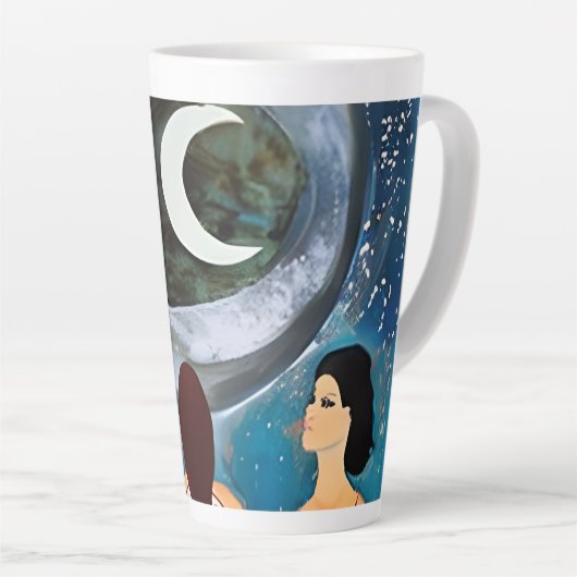 月のアートワークを見る女性たち カフェラテマグ (右アングル)