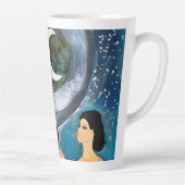 月のアートワークを見る女性たち カフェラテマグ (右)