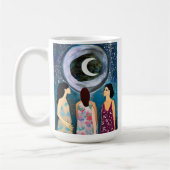 月のアートワークを見る女性たち コーヒーマグカップ (左)