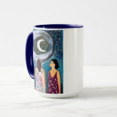 月のアートワークを見る女性たち マグカップ (正面左)