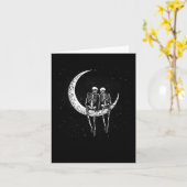 月のスケルトンのカップルおもしろいハロウィーンの衣装の男性 カード (黄色い花)