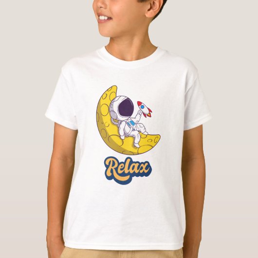 月のデザインに横リラックスたわる宇宙飛行士 Tシャツ (正面)