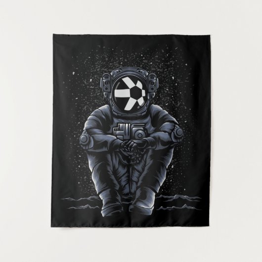 月のホテルにQuant QNTコインを座っている宇宙飛行士 タペストリー (正面)