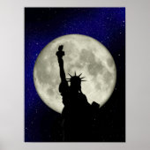 月のポスターの前の自由の像 ポスター (正面)