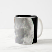 月のマグで遠ぼえしている3頭のビーグル犬 ツートーンマグカップ (正面右)