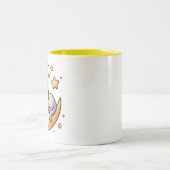 月のマグカップで眠っている猫 ツートーンマグカップ (中央)