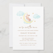 月のミニマルな小さなバニーの赤ちゃんシャワーの上で 招待状 (正面)