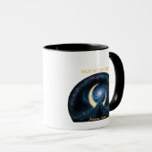 月の三日月、山の静けさの宇宙の瞑想 マグカップ (正面右)