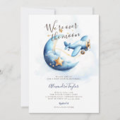 月の上で星の飛行機の青い男の赤ちゃんシャワー 招待状 (正面)