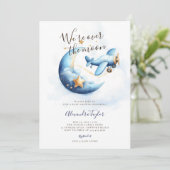 月の上で星の飛行機の青い男の赤ちゃんシャワー 招待状 (スタンド正面)