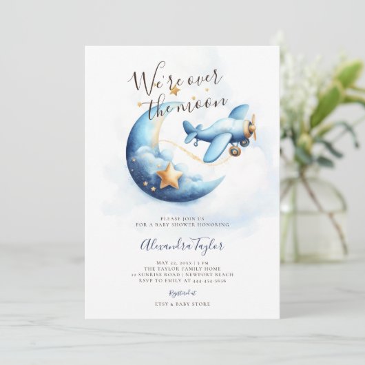 月の上で星の飛行機の青い男の赤ちゃんシャワー 招待状 (スタンド正面)