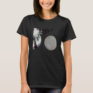 月の上で月の女性を見るオリオン宇宙船_1 Tシャツ