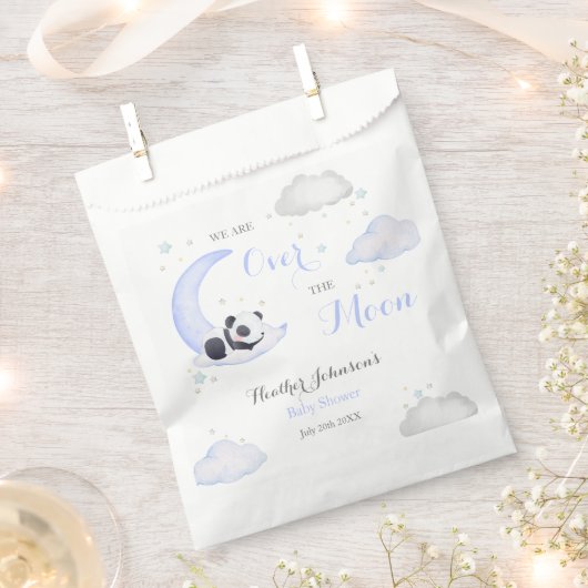月の上で男の子パンダのベビーシャワー フェイバーバッグ (クリップ留めされた状態)