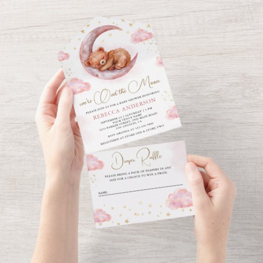 月の上で眠っているテディベアピンクの赤ちゃんシャワー オールインワン招待状 (貼ってはがせる)