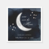 月の上にかわいいネイビー白熱［赤熱］光を放つベイビーシャワー スタンダードカクテルナプキン (正面)