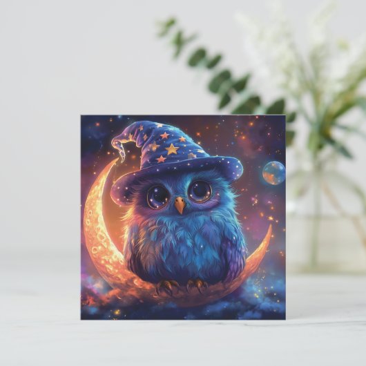 月の上にかわいいフクロウのウィザード:魔法のファンタジーアート シーズンカード (スタンド正面)