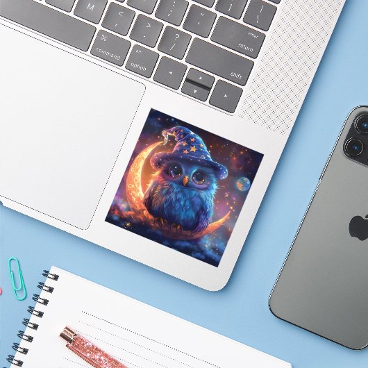 月の上にかわいいフクロウのウィザード:魔法のファンタジーアート シール (ノートパソコンとiPhone)