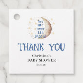 月の上にかわいい青い男の子の赤ちゃんシャワー広場 フェイバータグ (正面)